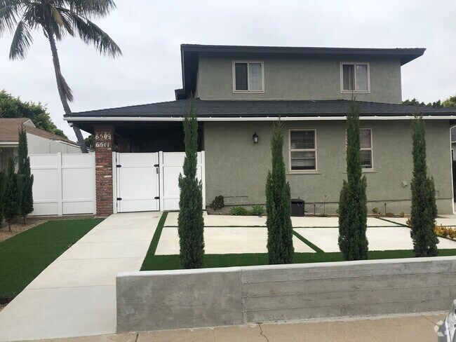 Building Photo - 6509 W 86th Plz