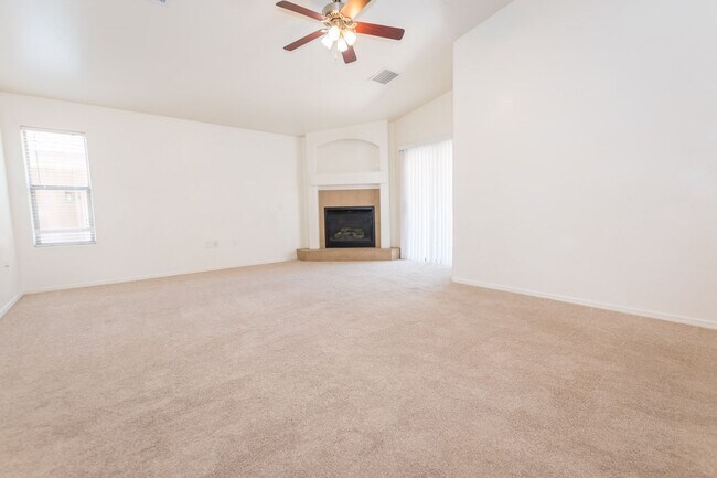 Building Photo - Great Open Floor Plan 3 Bedroom, 2 Bath, Central A/C - Holiday Subdivsion w/Cubhouse & Pool!