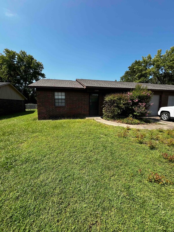 Building Photo - 1209 University Dr