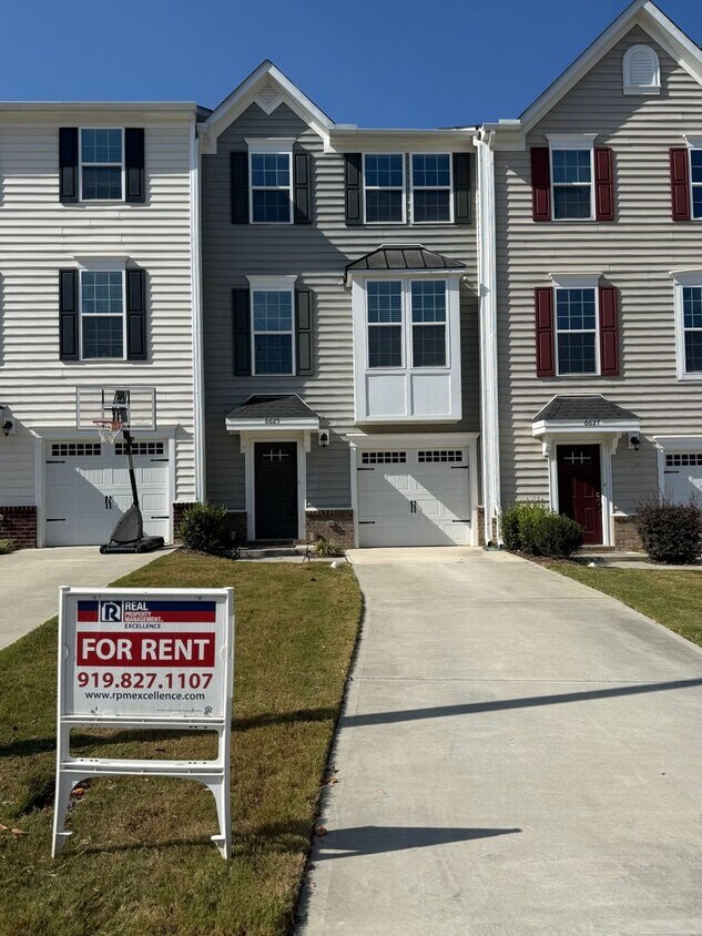 Foto principal - Amazing 3 Bedroom Townhome in North East R...