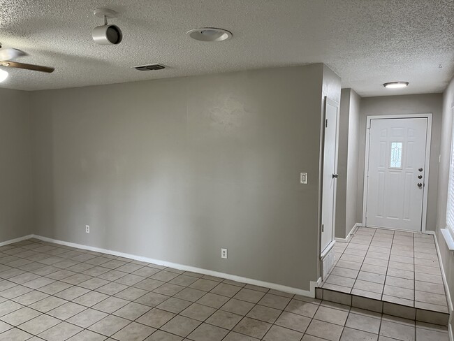 Foto del edificio - 8836 Hidden Hill Dr