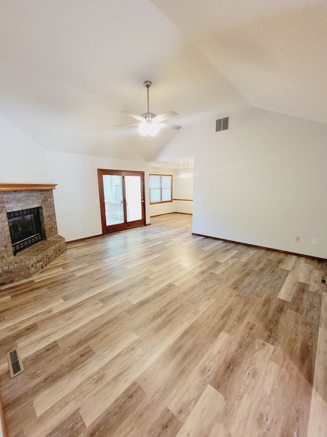 Building Photo - Super Cute in Great Southeast Location - O...