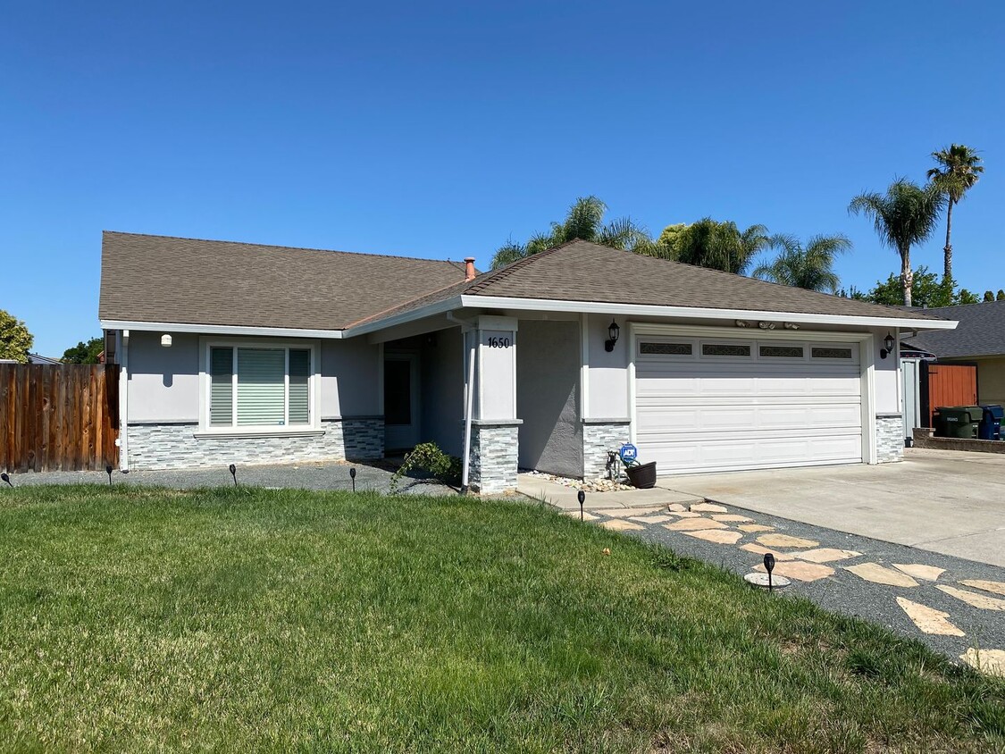 Primary Photo - Bright & Spacious 3-Bedroom Home with Sola...