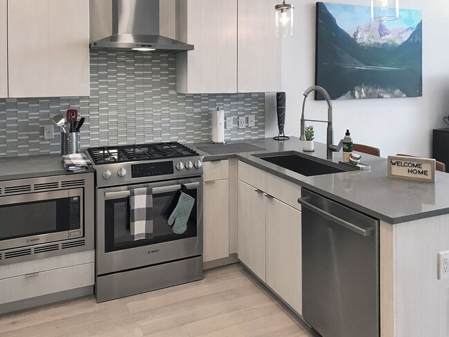 Foto del edificio - $0 DEPOSIT OPTION. GORGEOUS STUDIO IN 1616 SOUTH AT PLATT PARK