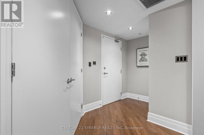 Photo du bâtiment - 808 Bronson Ave