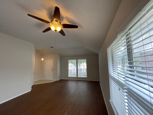 Foto del edificio - SPACIOUS HOME - NEW FLOORING! - 2 LIVING A...