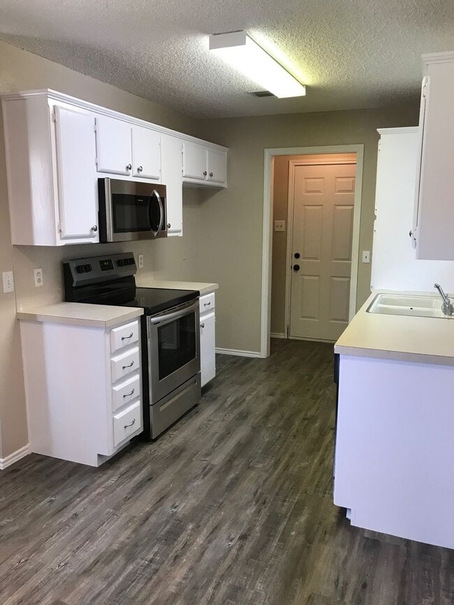 Building Photo - Clean, Beautiful, and spacious home! Avail...