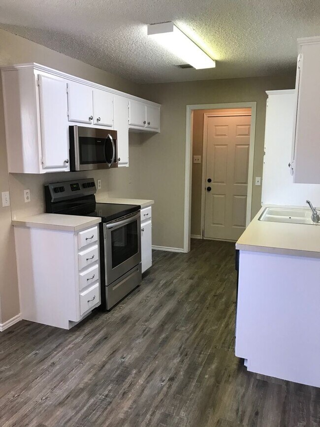 Foto del edificio - Clean, Beautiful, and spacious home! Avail...