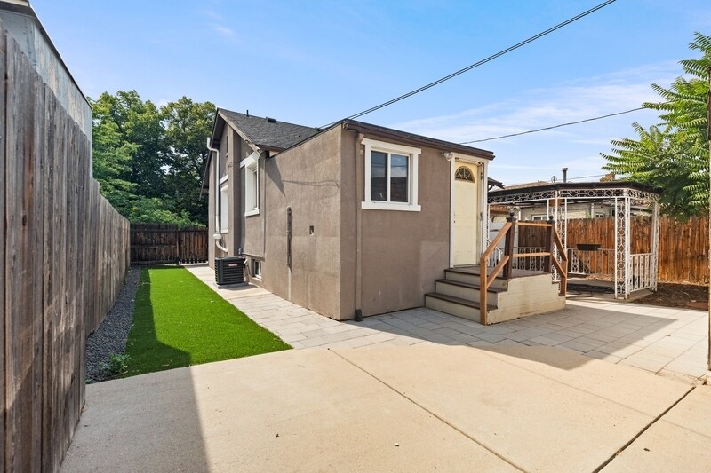 Primary Photo - 3528 N Elizabeth St