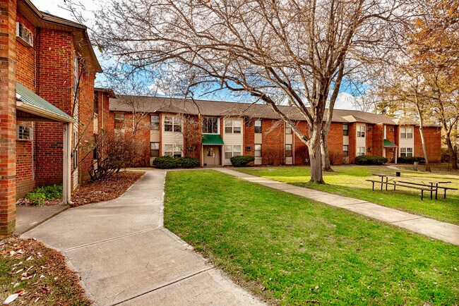 Edificio y césped - Village Green Apartments- STUDENT HOUSING