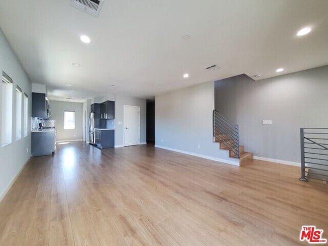 Building Photo - 413 Micheltorena St