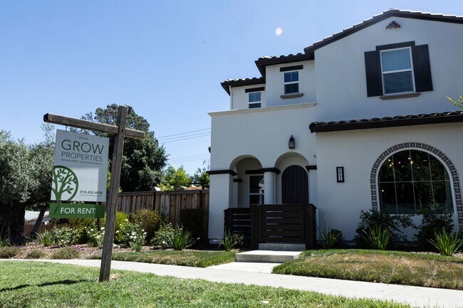 Building Photo - 3 bedroom | 2.5 bathroom | Crocker Village...