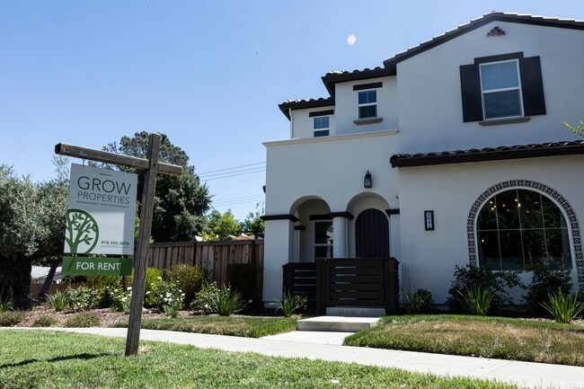 Building Photo - 3 bedroom | 2.5 bathroom | Crocker Village Single Family Home
