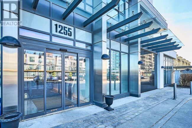 Building Photo - 1255 Bayly St