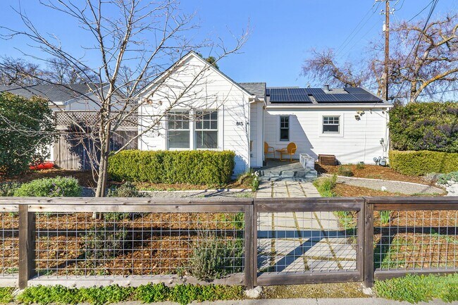 Foto del edificio - 815 Sweetbriar Rd