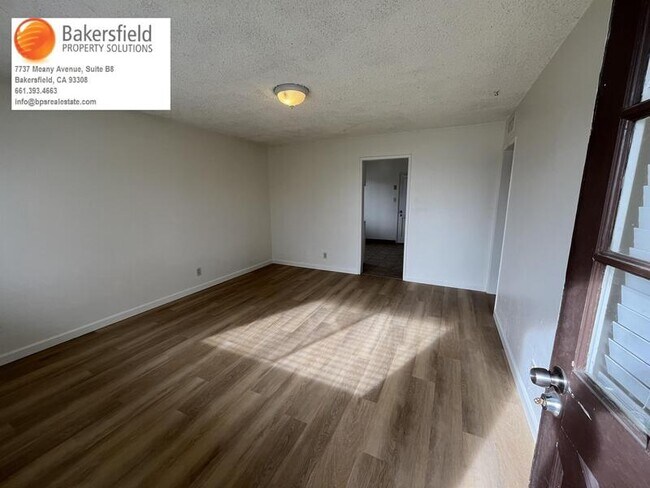Building Photo - 3318 N Chester Ave