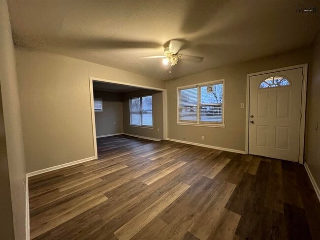 Building Photo - 1422 Tanbark Rd