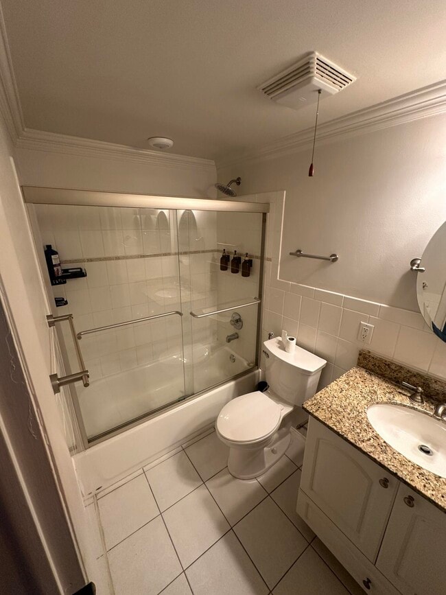 Building Photo - 2124 NE 5th Ave