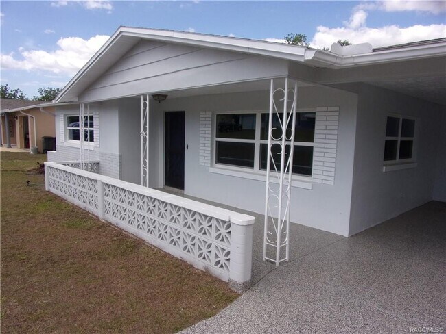 Building Photo - 13 Oak Hollow Dr