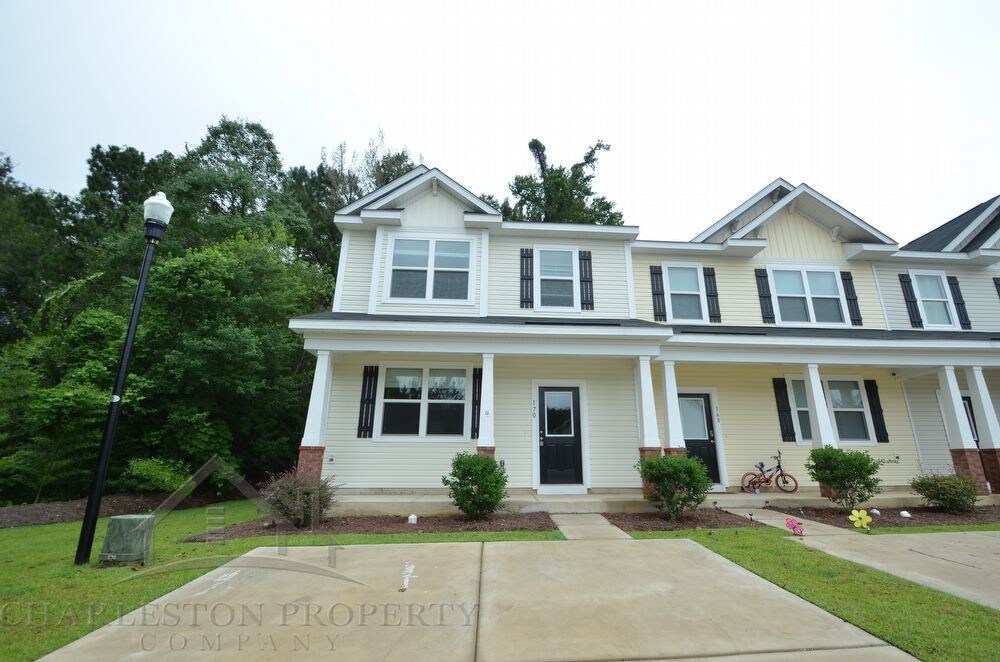 Charming Three Bedroom Townhouse Townhouse for Rent in Summerville