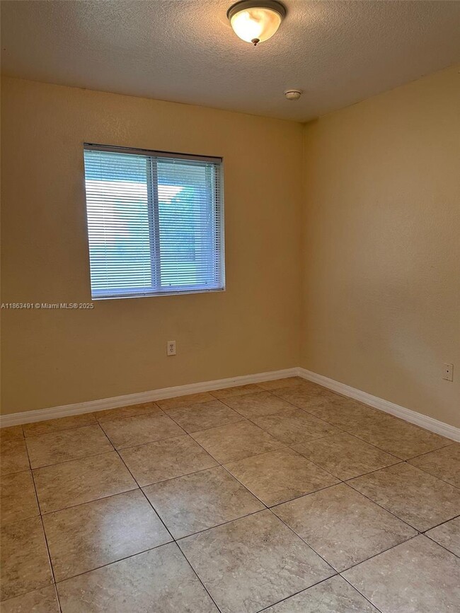 Building Photo - 3 bedroom in Miami FL 33142