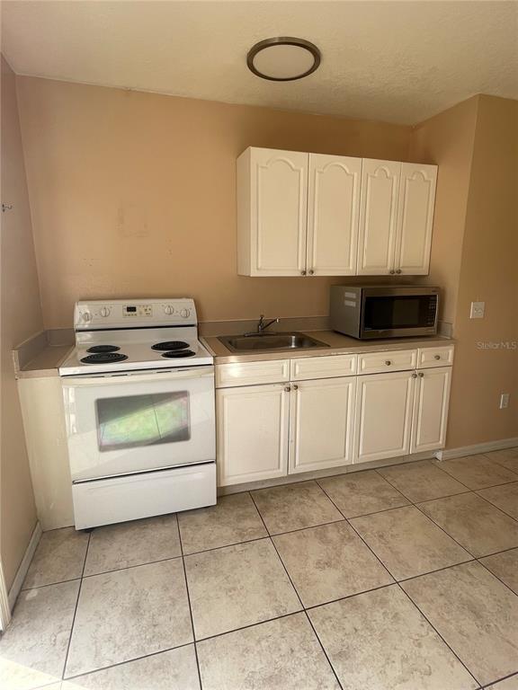 Building Photo - 2918 Fan Palm Dr