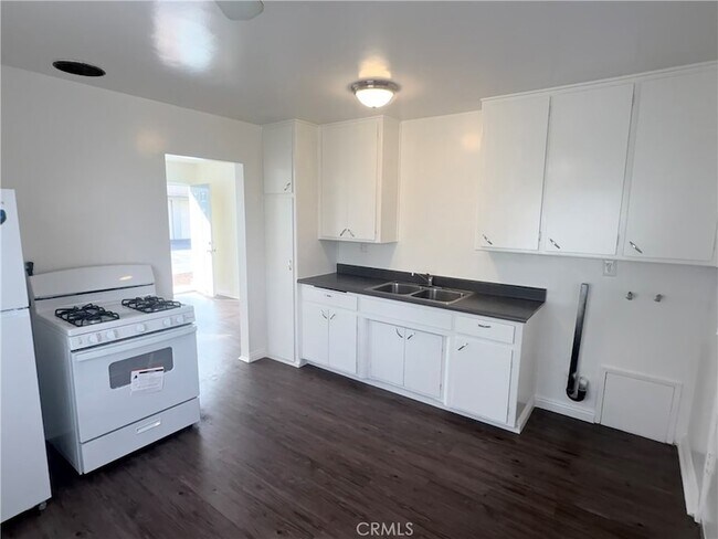 Foto del edificio - 24638 Eshelman Ave