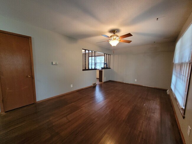 Foto del edificio - 3 Bedroom, 1.5 Bathroom home with detached garage