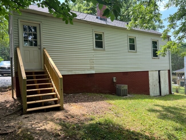 Building Photo - 914 N Church St