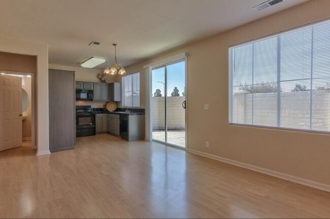Building Photo - 680 Gardenia Pl