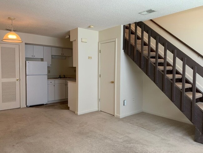 Building Photo - 1 Bedroom Townhome in West Ashley