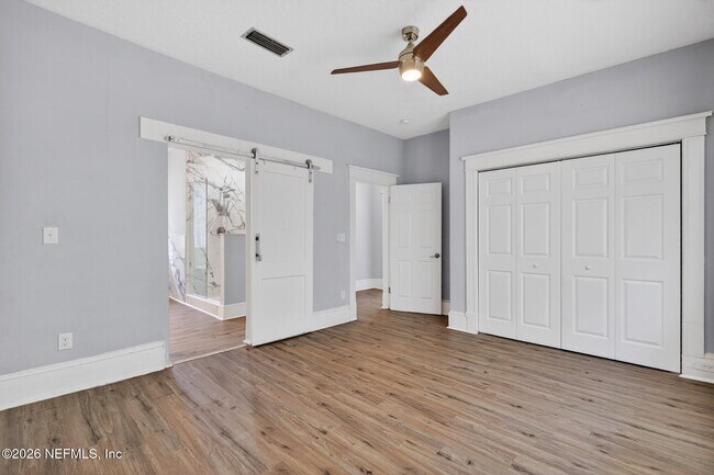 Foto del edificio - 310 W 10th St