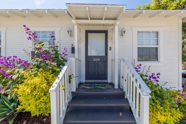 Building Photo - 208 8th St