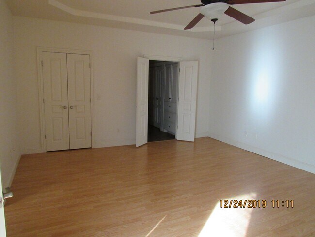 Building Photo - 505 NW Fairway Villa Dr