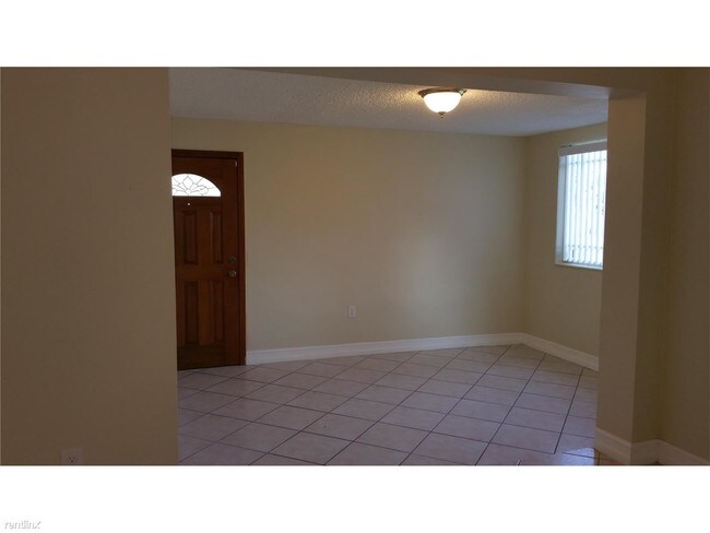 Foto del edificio - 600 NW 186th St