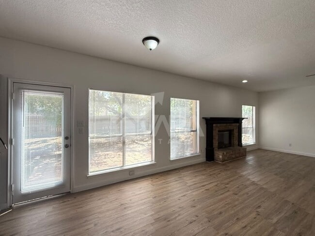Building Photo - 918 Spring Knoll