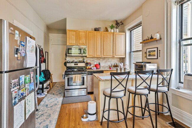 Foto del edificio - 2436 N Maplewood Ave