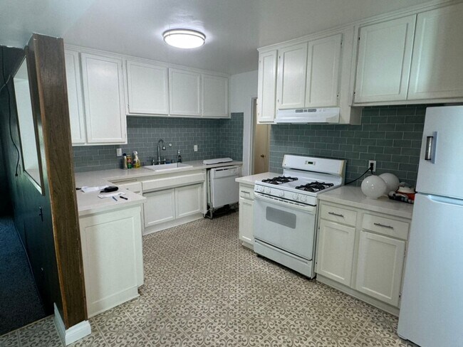 Building Photo - Charming La Mirada Home on a Quiet Tree-Lined Street – Spacious 3 Bedroom!