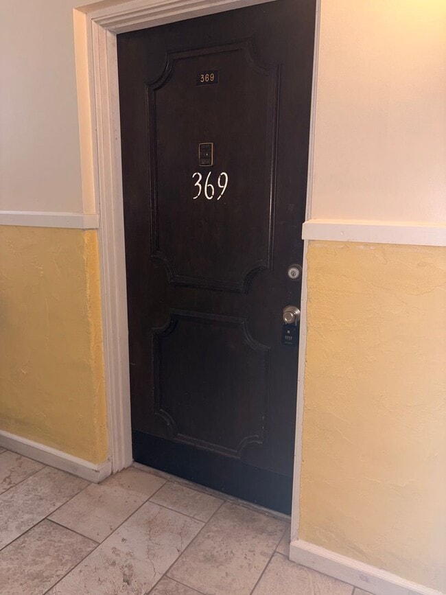 Building Photo - Riverside Condo, corner unit