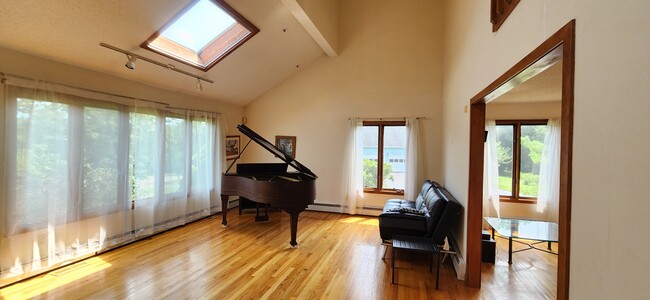 Building Photo - 53 Meadow Ridge Ln