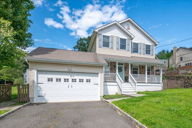 Foto del edificio - Beautifully Renovated 4 Bedroom 2.5 Bathroom Colonial