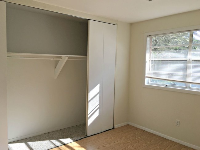 Building Photo - Updated 2 Bedroom Unit in Shalimar