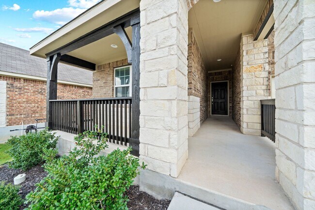 Building Photo - Charming Home Awaits: Spacious & Modern Li...