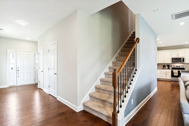 Foto del edificio - Fenced Yard 4 Bedroom w 3rd Floor Bonus Room!