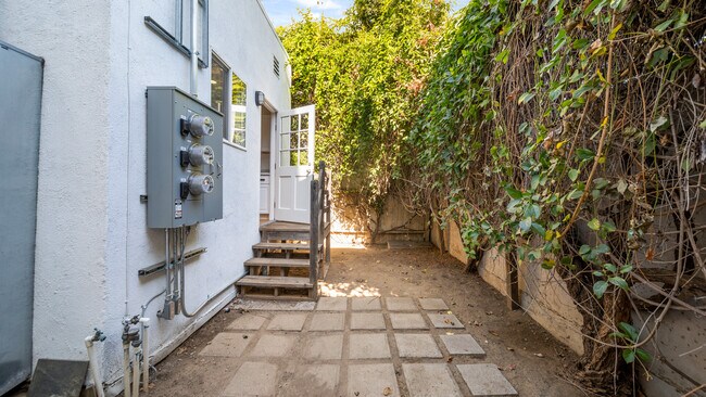 Foto del edificio - 9016 Harratt St