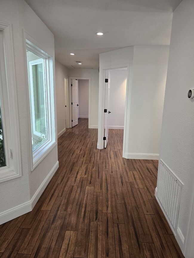 Foto del edificio - 544 Silver Lake Dr