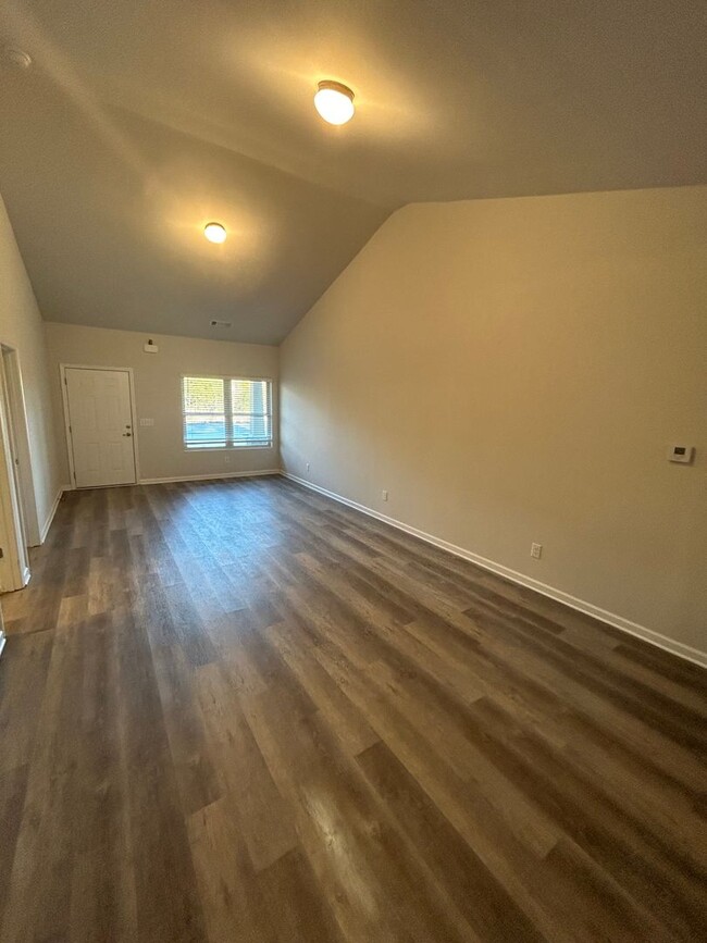 Building Photo - Gorgeous Newer Constuction 3 Bedroom 2 Bat...