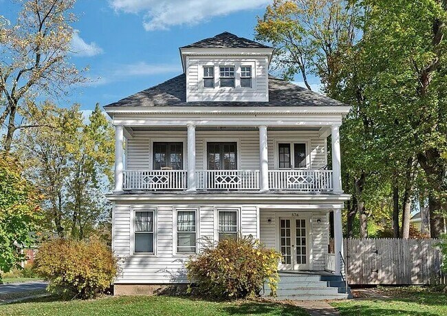 Foto del edificio - 576 Providence St