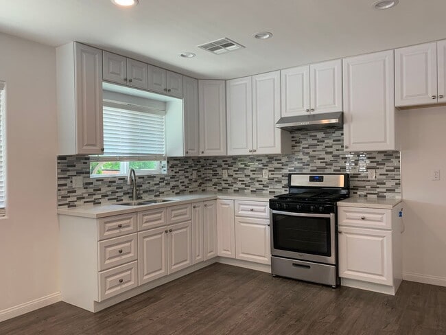 Building Photo - Beautiful 4 Bedroom, 2 Bathroom Sylmar House for Lease (Main House)!