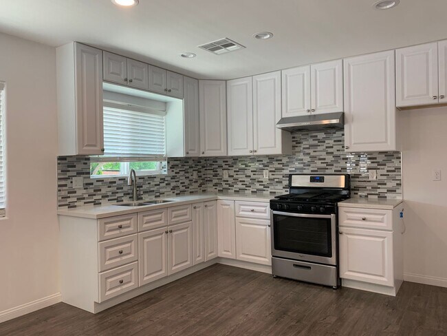 Foto del edificio - Beautiful 4 Bedroom, 2 Bathroom Sylmar House for Lease (Main House)!